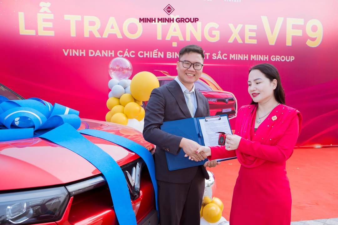 trao-tang-xe-vf9-ha-noi